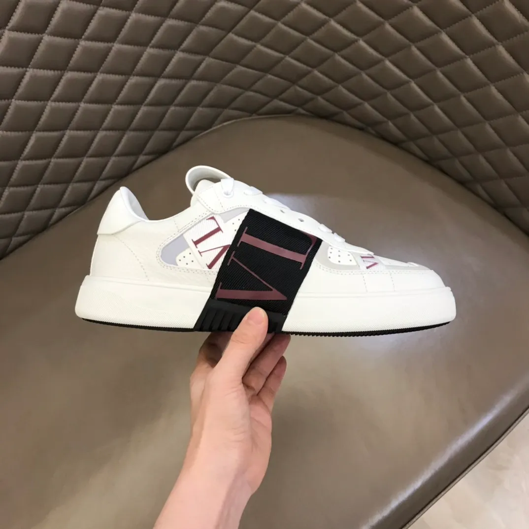 p440 "Valentin*" new spring and summer calfskin lace-up sneakers. No man should be able to refuse these shoes. The classic color scheme is so handsome! Purchase a high-precision replica of the original version to instantly sell off the market currency! 6 VLTN logo rubber effect straps - Valentino Garavani Logo printed on the back and tongue, all materials are customized to ensure quality! Size: 38-44